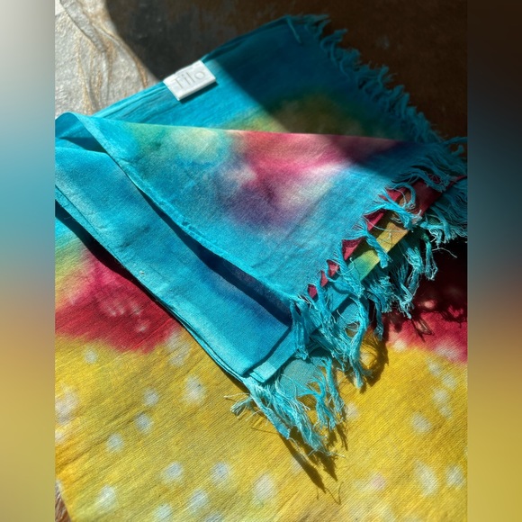 TILO Scarves Color Pop! Luxe soft cotton scarf makes the perfect accessory 😍 - Picture 9 of 13